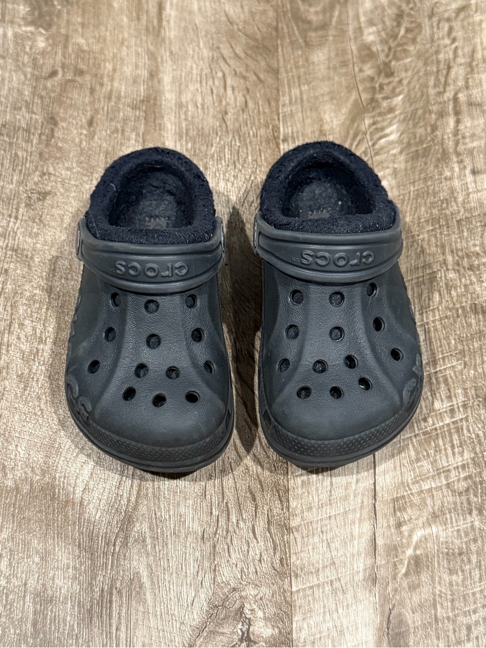 Kids Classic Lined Crocs Black fuzz lined unisex size 8/9